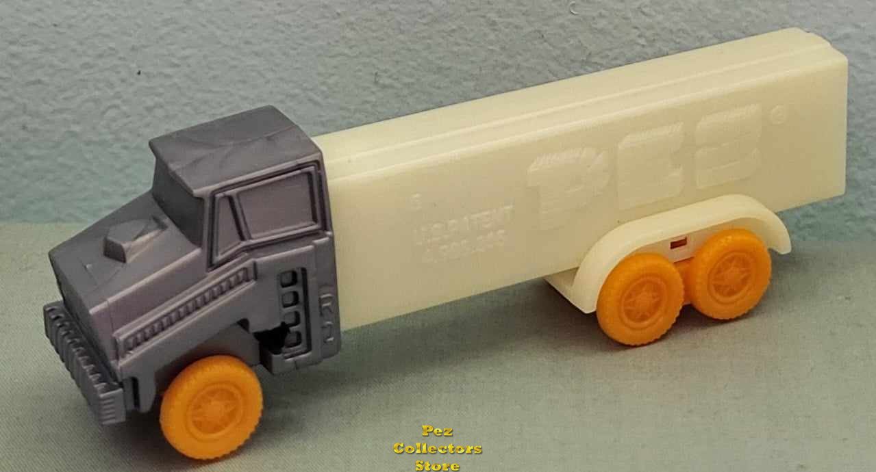 (image for) Misfit D series Pez R2 Silver Cab GITD Trailer Orange Wheels